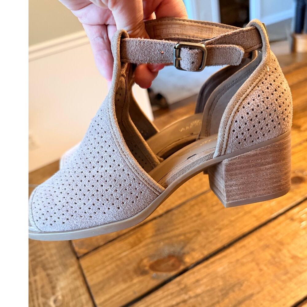 Koolaburra by UGG Suede Block Heel 2” Perforated Sandals Peep Toe Beige US 6.5 - Picture 8 of 13